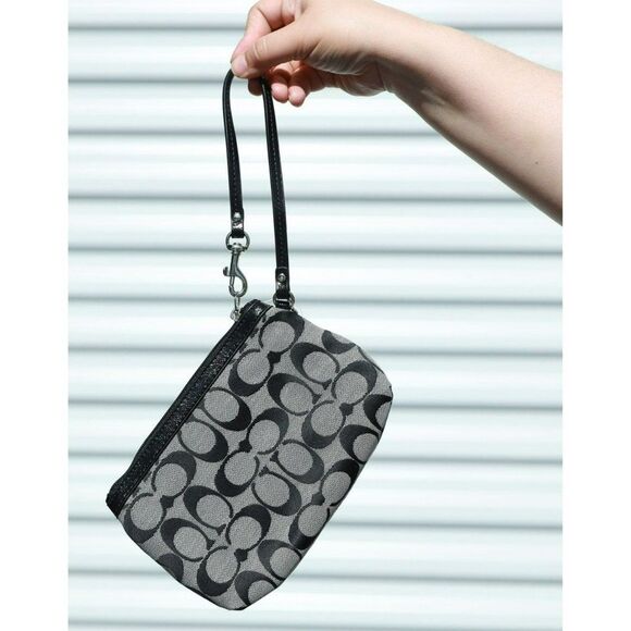 NWT Coach Gallery Signature Wristlet Cosmetic Organizer Black White - Picture 2 of 9